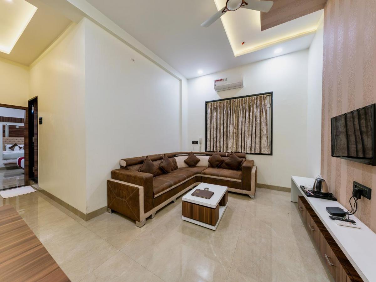 Hotel Chandradeep Regency Dhule エクステリア 写真