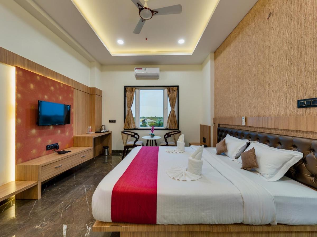 Hotel Chandradeep Regency Dhule エクステリア 写真