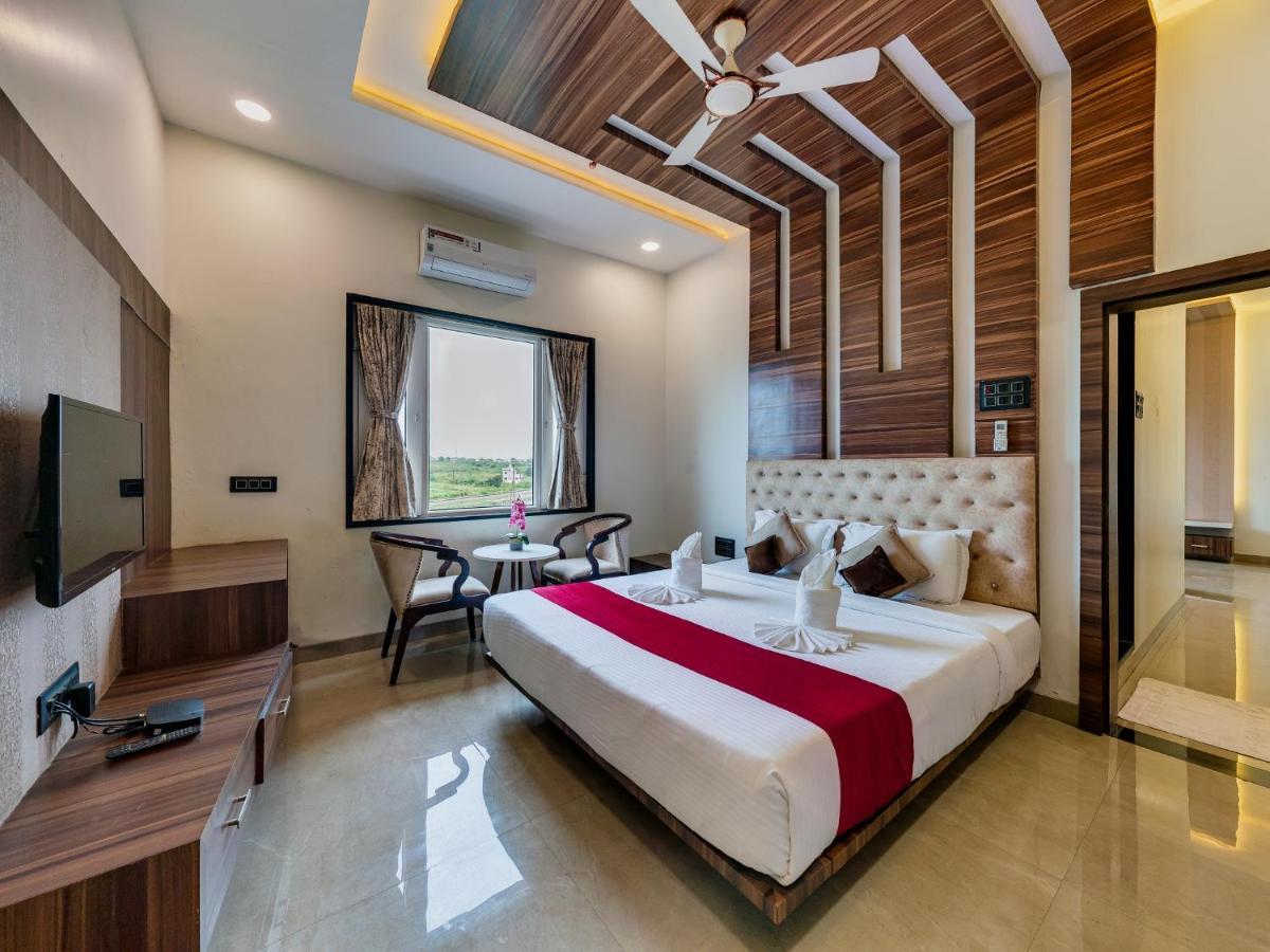 Hotel Chandradeep Regency Dhule エクステリア 写真